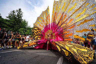 Kuzey Amerika 'nın en büyük sokak festivallerinden biri olan Toronto Karayip Karnavalı Büyük Geçit Töreni' ne katılanlar. Toronto, Kanada - 3 Ağustos 2024.