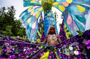 Kuzey Amerika 'nın en büyük sokak festivallerinden biri olan Toronto Karayip Karnavalı Büyük Geçit Töreni' ne katılanlar. Toronto, Kanada - 3 Ağustos 2024.