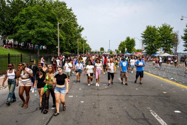 Kuzey Amerika 'nın en büyük sokak festivallerinden biri olan Toronto Karayip Karnavalı Büyük Geçit Töreni' ne katılanlar. Toronto, Kanada - 3 Ağustos 2024.