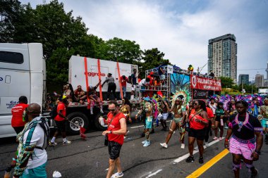 Kuzey Amerika 'nın en büyük sokak festivallerinden biri olan Toronto Karayip Karnavalı Büyük Geçit Töreni' ne katılanlar. Toronto, Kanada - 3 Ağustos 2024.