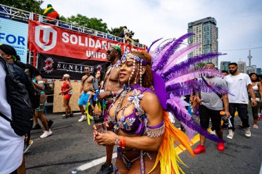 Kuzey Amerika 'nın en büyük sokak festivallerinden biri olan Toronto Karayip Karnavalı Büyük Geçit Töreni' ne katılanlar. Toronto, Kanada - 3 Ağustos 2024.
