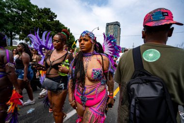 Kuzey Amerika 'nın en büyük sokak festivallerinden biri olan Toronto Karayip Karnavalı Büyük Geçit Töreni' ne katılanlar. Toronto, Kanada - 3 Ağustos 2024.
