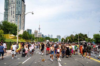 Kuzey Amerika 'nın en büyük sokak festivallerinden biri olan Toronto Karayip Karnavalı Büyük Geçit Töreni' ne katılanlar. Toronto, Kanada - 3 Ağustos 2024.