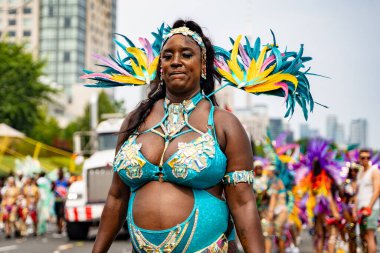 Kuzey Amerika 'nın en büyük sokak festivallerinden biri olan Toronto Karayip Karnavalı Büyük Geçit Töreni' ne katılanlar. Toronto, Kanada - 3 Ağustos 2024.