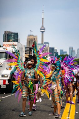 Kuzey Amerika 'nın en büyük sokak festivallerinden biri olan Toronto Karayip Karnavalı Büyük Geçit Töreni' ne katılanlar. Toronto, Kanada - 3 Ağustos 2024.