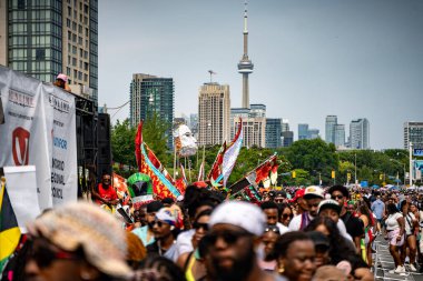 Kuzey Amerika 'nın en büyük sokak festivallerinden biri olan Toronto Karayip Karnavalı Büyük Geçit Töreni' ne katılanlar. Toronto, Kanada - 3 Ağustos 2024.