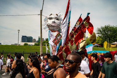 Kuzey Amerika 'nın en büyük sokak festivallerinden biri olan Toronto Karayip Karnavalı Büyük Geçit Töreni' ne katılanlar. Toronto, Kanada - 3 Ağustos 2024.