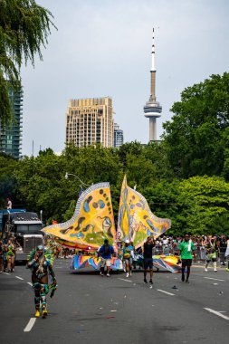 Kuzey Amerika 'nın en büyük sokak festivallerinden biri olan Toronto Karayip Karnavalı Büyük Geçit Töreni' ne katılanlar. Toronto, Kanada - 3 Ağustos 2024.