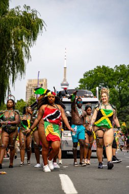 Kuzey Amerika 'nın en büyük sokak festivallerinden biri olan Toronto Karayip Karnavalı Büyük Geçit Töreni' ne katılanlar. Toronto, Kanada - 3 Ağustos 2024.