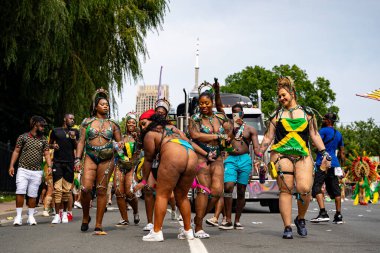 Kuzey Amerika 'nın en büyük sokak festivallerinden biri olan Toronto Karayip Karnavalı Büyük Geçit Töreni' ne katılanlar. Toronto, Kanada - 3 Ağustos 2024.