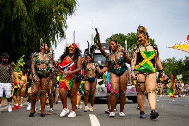 Kuzey Amerika 'nın en büyük sokak festivallerinden biri olan Toronto Karayip Karnavalı Büyük Geçit Töreni' ne katılanlar. Toronto, Kanada - 3 Ağustos 2024.