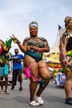 Kuzey Amerika 'nın en büyük sokak festivallerinden biri olan Toronto Karayip Karnavalı Büyük Geçit Töreni' ne katılanlar. Toronto, Kanada - 3 Ağustos 2024.