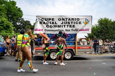 Kuzey Amerika 'nın en büyük sokak festivallerinden biri olan Toronto Karayip Karnavalı Büyük Geçit Töreni' ne katılanlar. Toronto, Kanada - 3 Ağustos 2024.