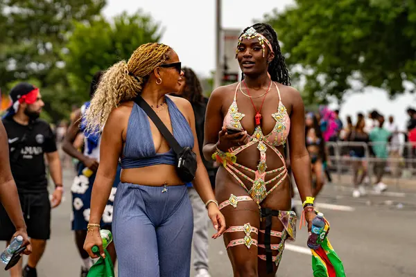 Renkli kostümler giymiş maskeli ve dansçılar Toronto Karayipler Karnavalı 'na katılıyor. Toronto, Kanada - 3 Ağustos 2024.