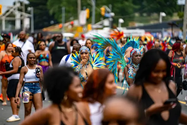 Renkli kostümler giymiş maskeli ve dansçılar Toronto Karayipler Karnavalı 'na katılıyor. Toronto, Kanada - 3 Ağustos 2024.