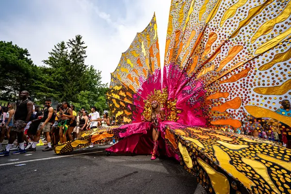 Kuzey Amerika 'nın en büyük sokak festivallerinden biri olan Toronto Karayip Karnavalı Büyük Geçit Töreni' ne katılanlar. Toronto, Kanada - 3 Ağustos 2024.