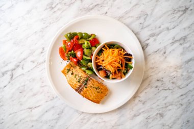 Izgara somon balığı ve salata..