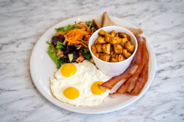 Yumurta ve pastırma ile kahvaltı tabağı.