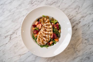 Kızarmış tavuk göğsü ve sağlıklı sebze salatası..