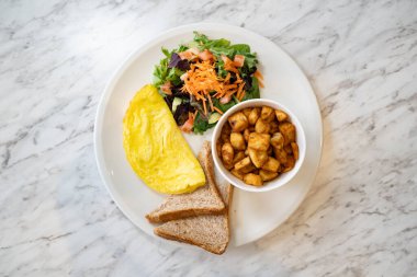 Omletli kahvaltı tabağı..