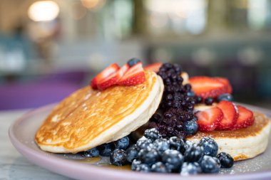 Yabanmersinli gözleme tabağı, çilek ve böğürtlen.