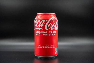 Orijinal Coca Cola siyah arka plan izole edilebilir. Toronto, Kanada - 6 Temmuz 2024.