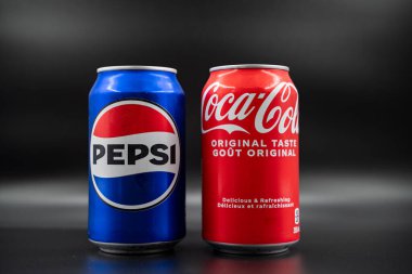 Pepsi ve Coca Cola kutularının siyah arka planı izole edildi. Toronto, Kanada - 6 Temmuz 2024.