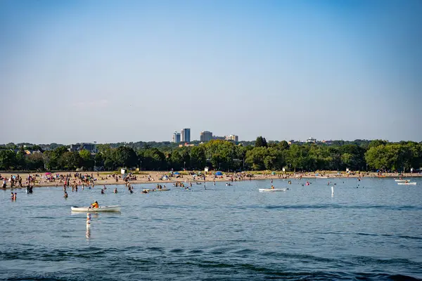 Woodbine Sahili manzarası. Woodbine Sahili Kanada 'nın en popüler plajlarından biridir. Toronto, Kanada - 27 Ağustos 2024.