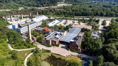 Don Vadisi 'ndeki Evergreen Tuğla Fabrikası' nın havadan görünüşü. Evergreen Brick Works eski bir taş ocağı ve sanayi bölgesi. Şehir parkına dönüştürüldü. Toronto, Kanada - 9 Eylül 2024.