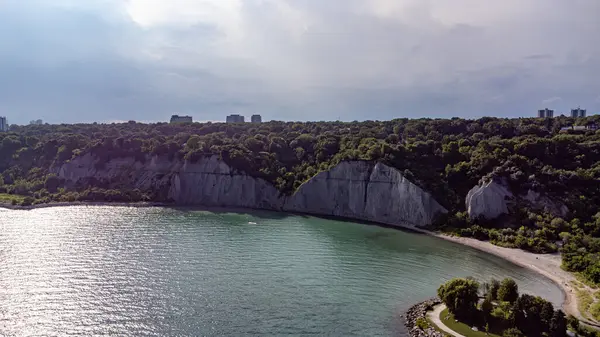 Scarborough Kayalıkları, Toronto 'nun Scarborough bölgesinde bulunan bir yamaçtır..