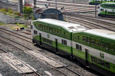 Toronto 'daki GO Transit treni. GO Transit bölgesel bir toplu taşıma sistemidir. Toronto, Kanada - 13 Eylül 2024.