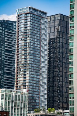 Toronto şehir merkezindeki apartman binaları. Toronto, Kanada - 13 Eylül 2024.
