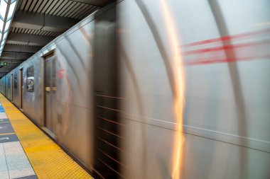 Metro istasyonunda bulanık tren hareket ediyor..