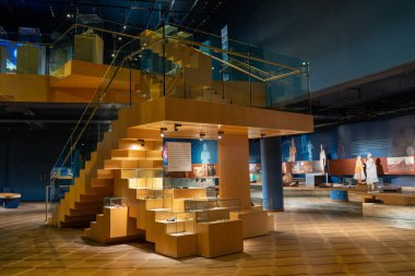 Batata Ayakkabı Müzesi 'nin iç manzarası. Bata Shoe Museum Toronto 'da bulunan bir ayakkabı ve kalseoloji müzesidir. Toronto, Kanada - 1 Ekim 2024.