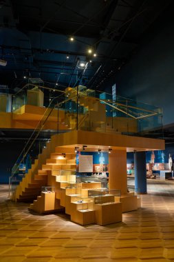 Batata Ayakkabı Müzesi 'nin iç manzarası. Bata Shoe Museum Toronto 'da bulunan bir ayakkabı ve kalseoloji müzesidir. Toronto, Kanada - 1 Ekim 2024.