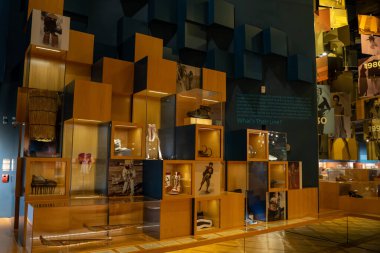Batata Ayakkabı Müzesi 'nin iç manzarası. Bata Shoe Museum Toronto 'da bulunan bir ayakkabı ve kalseoloji müzesidir. Toronto, Kanada - 1 Ekim 2024.