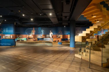Batata Ayakkabı Müzesi 'nin iç manzarası. Bata Shoe Museum Toronto 'da bulunan bir ayakkabı ve kalseoloji müzesidir. Toronto, Kanada - 1 Ekim 2024.
