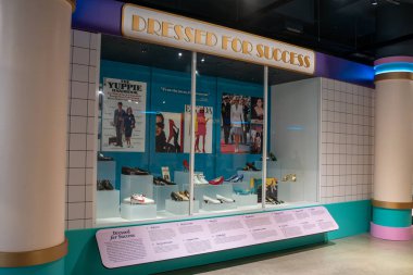 Batata Ayakkabı Müzesi 'nin iç manzarası. Bata Shoe Museum Toronto 'da bulunan bir ayakkabı ve kalseoloji müzesidir. Toronto, Kanada - 1 Ekim 2024.