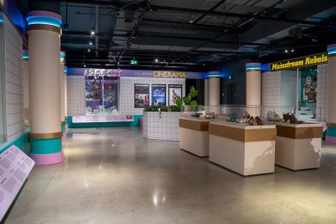 Batata Ayakkabı Müzesi 'nin iç manzarası. Bata Shoe Museum Toronto 'da bulunan bir ayakkabı ve kalseoloji müzesidir. Toronto, Kanada - 1 Ekim 2024.