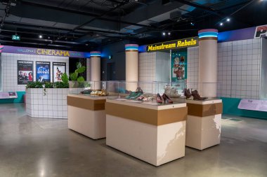 Batata Ayakkabı Müzesi 'nin iç manzarası. Bata Shoe Museum Toronto 'da bulunan bir ayakkabı ve kalseoloji müzesidir. Toronto, Kanada - 1 Ekim 2024.