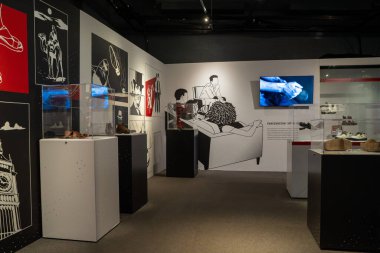 Batata Ayakkabı Müzesi 'nin iç manzarası. Bata Shoe Museum Toronto 'da bulunan bir ayakkabı ve kalseoloji müzesidir. Toronto, Kanada - 1 Ekim 2024.