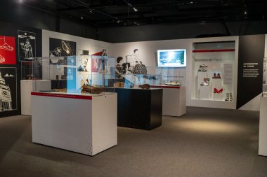 Batata Ayakkabı Müzesi 'nin iç manzarası. Bata Shoe Museum Toronto 'da bulunan bir ayakkabı ve kalseoloji müzesidir. Toronto, Kanada - 1 Ekim 2024.