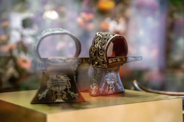 Yarasa Ayakkabı Müzesi 'nde ayakkabılar sergileniyor. Bata Shoe Museum Toronto 'da bulunan bir ayakkabı ve kalseoloji müzesidir. Toronto, Kanada - 1 Ekim 2024.