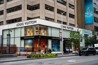 Louis Vuitton logo dükkanı tabelası. Louis Vuitton, lüks bir Fransız moda evi ve şirketi. Toronto, Kanada - 1 Ekim 2024.