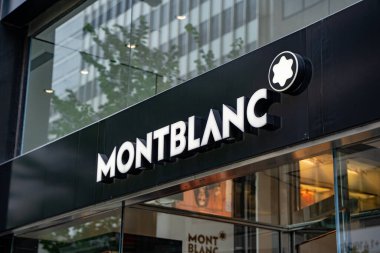 Montblanc logo dükkanı tabelası. Montblanc, lüks malların üreticisi ve dağıtıcısıdır. Toronto, Kanada - 1 Ekim 2024.
