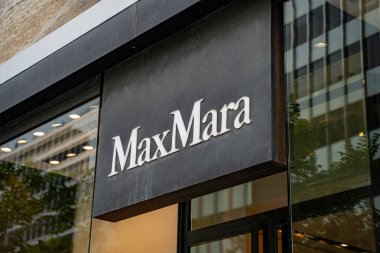 Max Mara logo dükkanı tabelası. Max Mara, üst düzey giysi pazarlayan bir İtalyan moda işidir. Toronto, Kanada - 1 Ekim 2024.