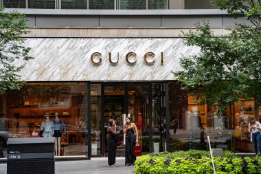 Gucci logo dükkanı tabelası. Gucci bir İtalyan lüks moda evi. Toronto, Kanada - 1 Ekim 2024.