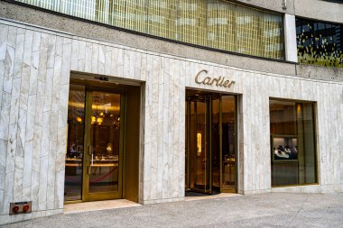 Cartier logo dükkanı tabelası. Cartier bir Fransız lüks malları holdingi. Toronto, Kanada - 1 Ekim 2024.