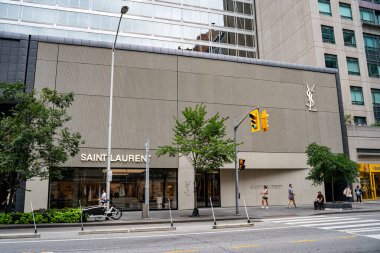 Yves Saint Laurent logo dükkanı tabelası. Yves Saint Laurent lüks bir Fransız moda evi. Toronto, Kanada - 1 Ekim 2024.