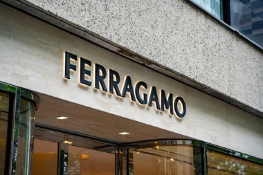 Ferragamo logo dükkanı tabelası. Salvatore Ferragamo bir İtalyan lüks moda evi. Toronto, Kanada - 1 Ekim 2024.